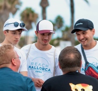 Drei Teilnehmer im Gesprch mit Passanten auf Mallorca