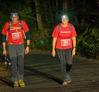 Zwei Muskathleten beim Aufstieg auf den Creux du Van