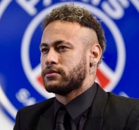 Neymar vor dem Logo des Clubs Paris Saint-Germain